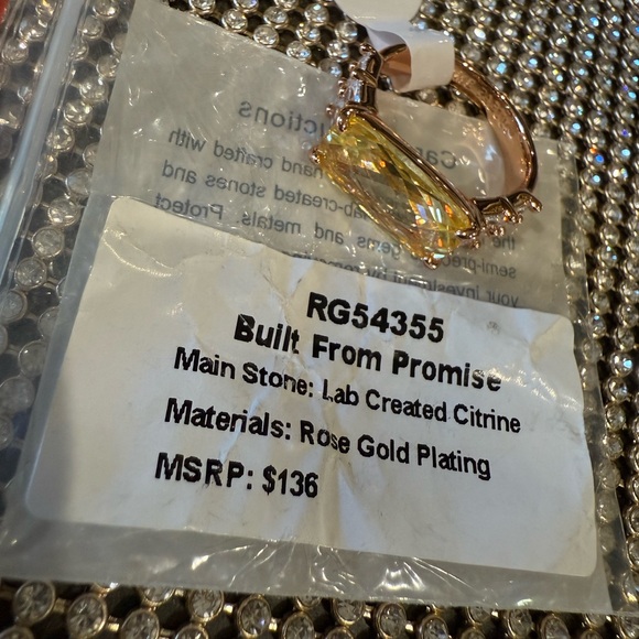 Elegant Gold-Toned Women's Ring - Picture 5 of 5